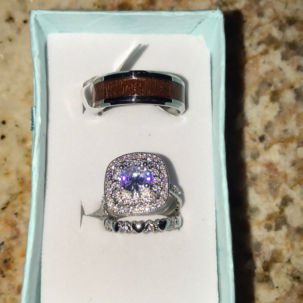NWT Beautiful set of sterling silver rings